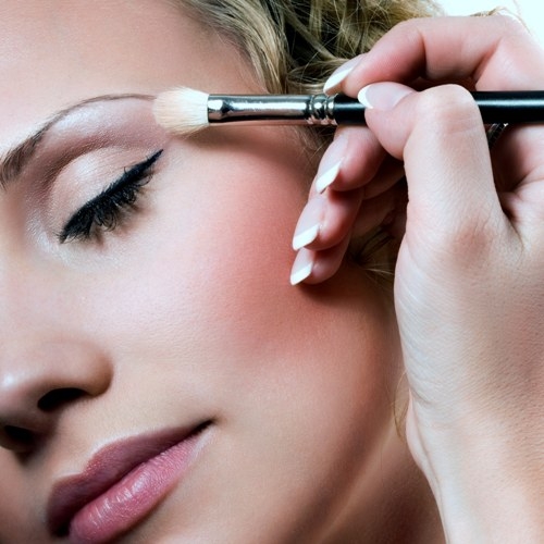 کاریگەرى ماكیاژ بۆ جوانی پێستی دەم و چاوت